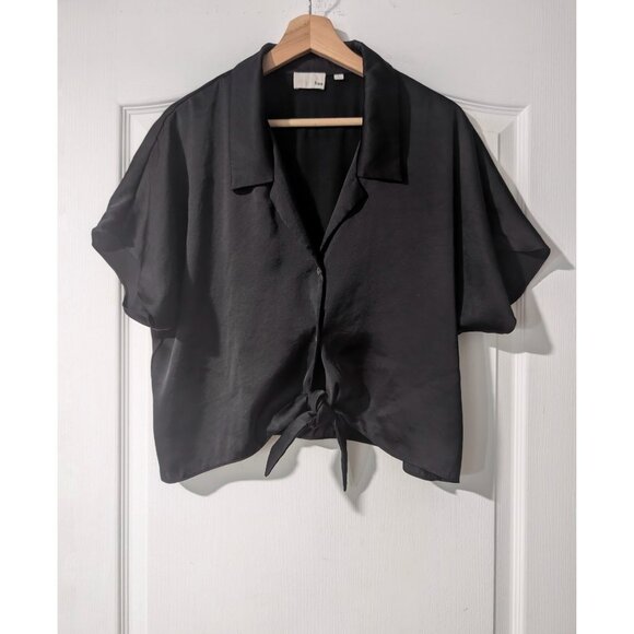 Aritzia Wilfred Free | Satin Tie-Front Short Sleeve Blouse In Black - Picture 2 of 9